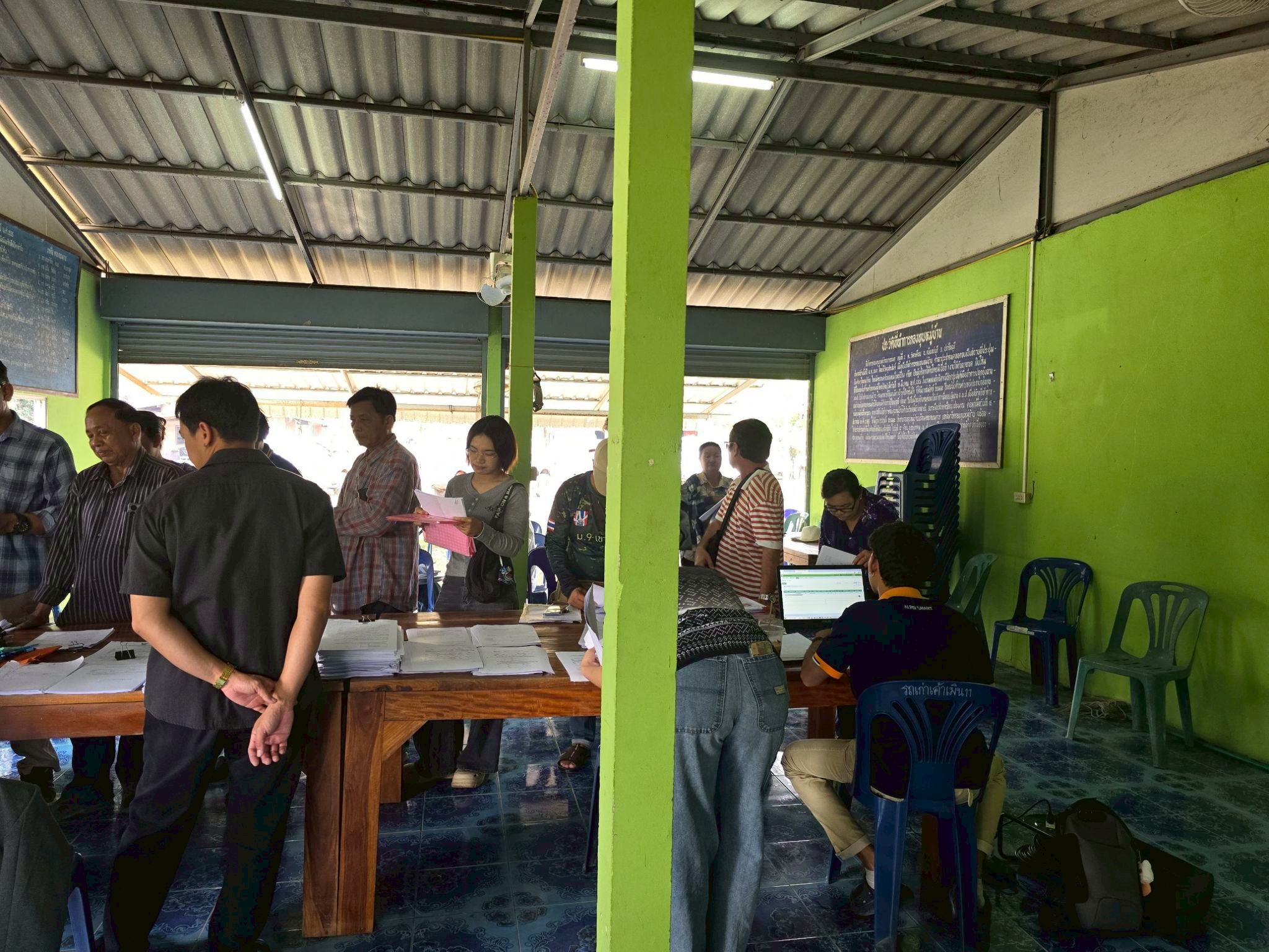 title - วันที่ 7 เมษายน 2569 นายวิทูล ประดิษฐ์บุญ ปฏิรูปที่ดินจังหวัดปราจีนบุรี มอบหมายให้ นายลิขิต ผันผ่อน ผู้อำนวยการกลุ่มกฎหมาย พร้อมด้วย เจ้าหน้าที่ ส.ป.ก.ปราจีนบุรี ลงพื้นที่ออกศูนย์บริการเคลื่อนที่ “Mobile Unit”  ยื่นคำร้องทั่วไปและปรึกษาข้อกฎหมายที่เกี่ยวข้องกับการปฏิรูปที่ดิน ณ ตำบลวังตะเคียน อำเภอกบินทร์บุรี จังหวัดปราจีนบุรี